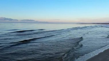 Baltık deniz plajı yaz dalgaları jurmala latvia