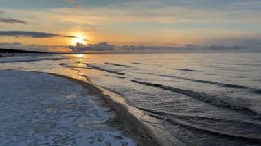 Baltık deniz plajı yaz dalgaları jurmala latvia