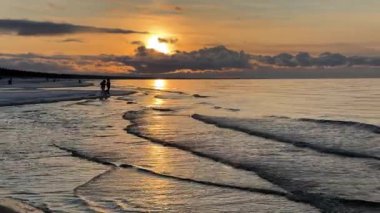 Baltık deniz plajı yaz dalgaları jurmala latvia