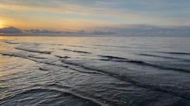 Baltık deniz plajı yaz dalgaları jurmala latvia