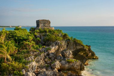 Tulum piramidi eski harabe, Antik Maya medeniyeti ve Riviera Maya 'daki Karayipler plajı,
