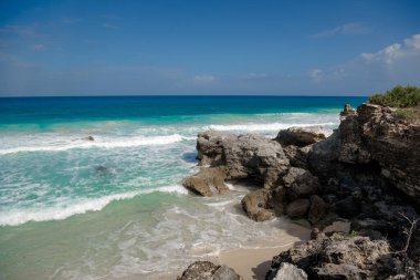 Cancun 'da beyaz kum ve kayalarla Karayip Denizi kıyısı.
