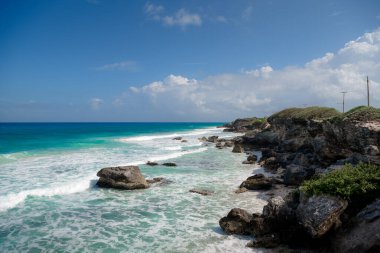 Cancun 'da beyaz kum ve kayalarla Karayip Denizi kıyısı.