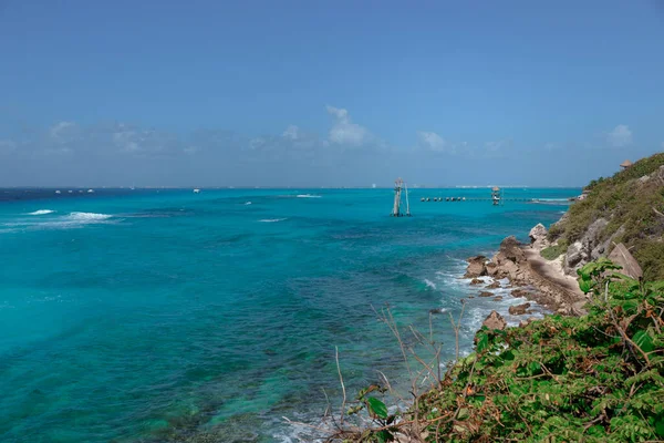 カンクンの白い砂と岩とカリブ海の海岸線 — ストック写真