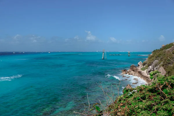 加勒比海的海岸线 在坎昆有白沙和岩石 — 图库照片