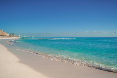 Cancun Quintana Roo Mexico 'daki Zona Hoteleria' daki Karayip sahilinde deniz kıyısında..