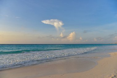Cancun Quintana Roo Mexico 'daki Zona Hoteleria' daki Karayip sahilinde deniz kıyısında..
