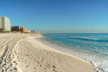 Cancun Quintana Roo Mexico 'daki Zona Hoteleria' daki Karayip sahilinde deniz kıyısında..