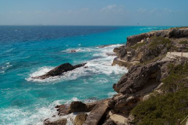 Cancun 'da beyaz kum ve kayalarla Karayip Denizi kıyısı.