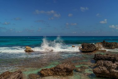 Cancun 'da beyaz kum ve kayalarla Karayip Denizi kıyısı.