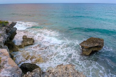 Cancun 'da beyaz kum ve kayalarla Karayip Denizi kıyısı.