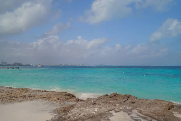 칸쿤에 모래와 바위가 카리브해의해 — 스톡 사진