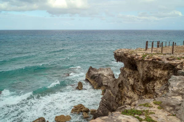 Cancun 'da beyaz kum ve kayalarla Karayip Denizi kıyısı.