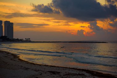 Gün batımlı ya da gün doğumlu deniz sahili. Gün batımı denizi üzerindeki bulutlar. Tropik plajda gün batımı. Güzel tropikal denizin doğa gün batımı manzarası.