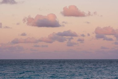 Gün batımlı ya da gün doğumlu deniz sahili. Gün batımı denizi üzerindeki bulutlar. Tropik plajda gün batımı. Güzel tropikal denizin doğa gün batımı manzarası.