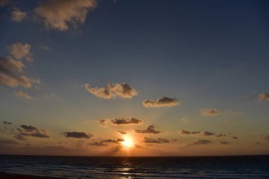Gün batımlı ya da gün doğumlu deniz sahili. Gün batımı denizi üzerindeki bulutlar. Tropik plajda gün batımı. Güzel tropikal denizin doğa gün batımı manzarası.