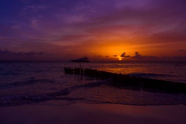 Gün batımında deniz yatının manzarası..