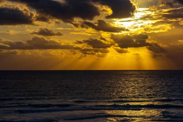 有日落或日出的海滩 夕阳西下的海面上乌云密布 热带海滩的日落 美丽热带海洋的自然落日景观 — 图库照片