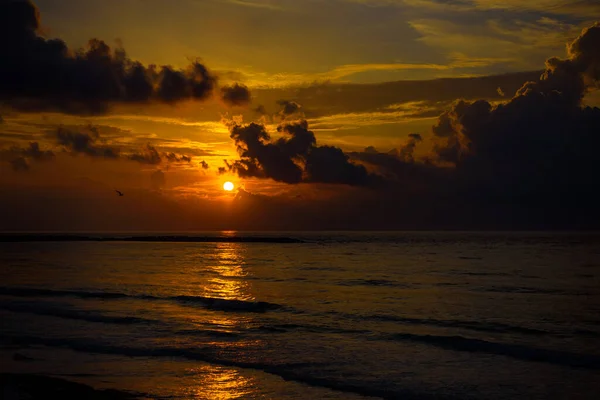 Strand Meer Mit Sonnenuntergang Oder Sonnenaufgang Wolken Über Dem Untergehenden — Stockfoto