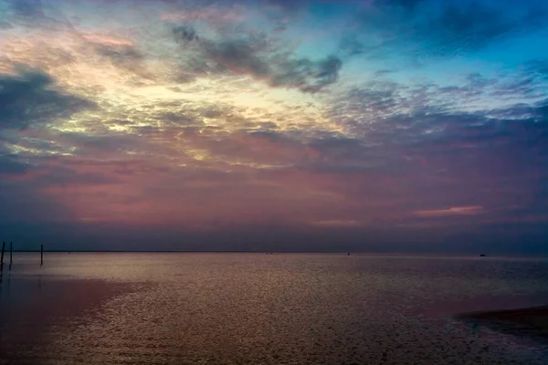 Pantai Laut Dengan Matahari Terbenam Atau Matahari Terbit Awan Atas — Stok Foto