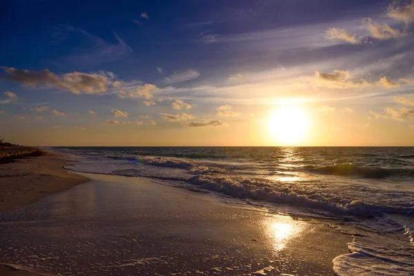 有日落或日出的海滩 夕阳西下的海面上乌云密布 热带海滩的日落 美丽热带海洋的自然落日景观 — 图库照片