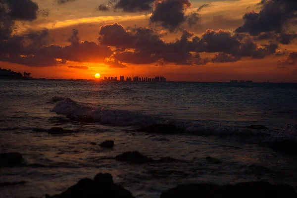 Strand Meer Mit Sonnenuntergang Oder Sonnenaufgang Wolken Über Dem Untergehenden — Stockfoto