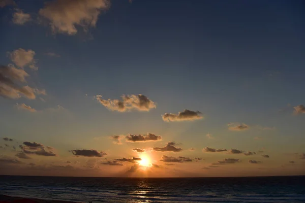 Морской Пляж Закатом Восходом Солнца Облака Над Закатным Морем Закат — стоковое фото