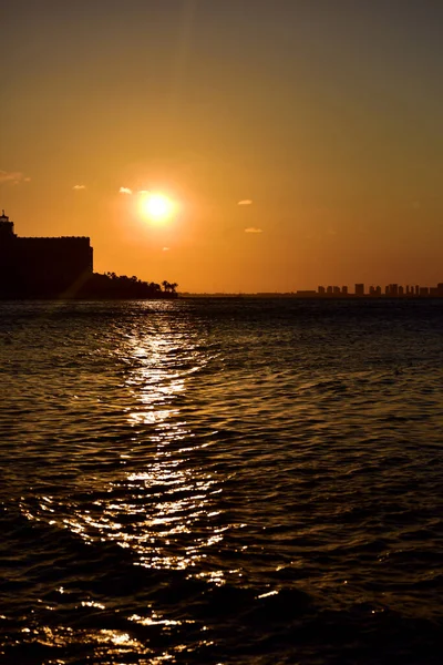 Wschód Lub Wschód Słońca Widokiem Morze Linia Hoteli — Zdjęcie stockowe