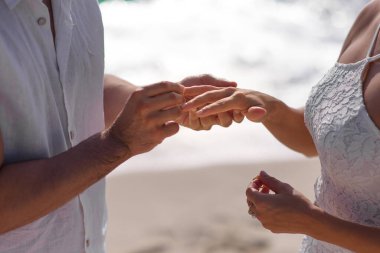 Yeni evliler yüzükleri takar, damat da gelinin eline yüzüğü takar.
