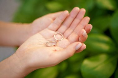 Alyanslar arka planda bulanık, yakın planda..