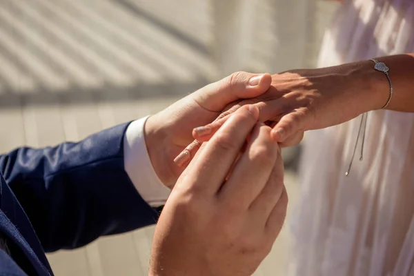 Newlyweds Exchange Rings Groom Puts Ring Bride Hand — Stock Photo, Image