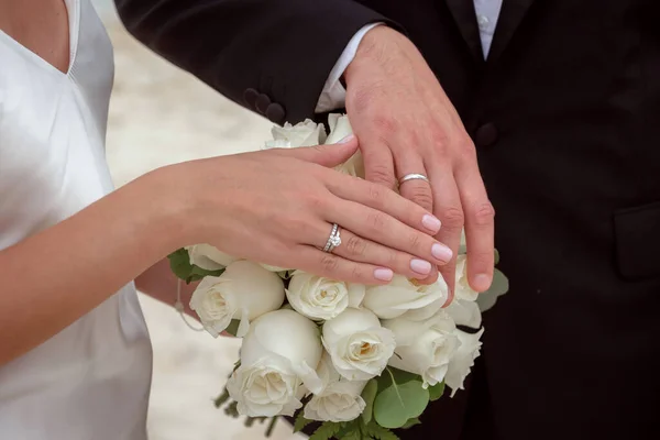 Rukou Novomanželů Kyticí Nově Weding Pár Umístit Své Ruce Svatební Stock Fotografie