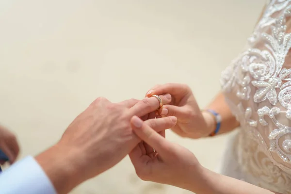 Yeni evliler yüzükleri takar, damat gelinlerin eline yüzüğü takar.