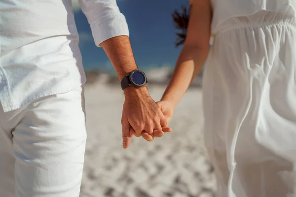 Mann Und Frau Frischvermählte Händen Mit Verschwommenem Hintergrund Großaufnahme — Stockfoto