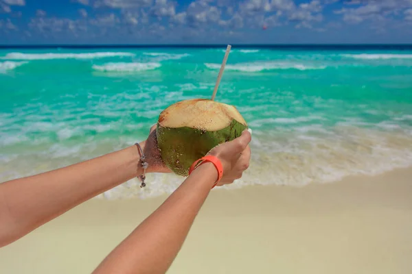 Kokosnoot Met Een Rietje Handen Achtergrond Van Zee — Stockfoto