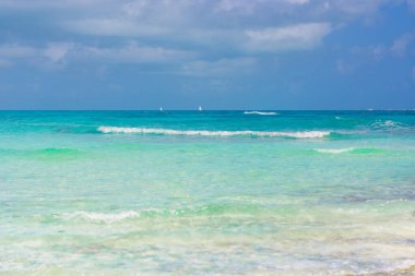 Cancun Quintana Roo Mexico 'daki Zona Hoteleria' daki Karayip sahilinde deniz kıyısında..