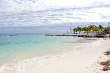 Cancun Quintana Roo Mexico 'daki Zona Hoteleria' daki Karayip sahilinde deniz kıyısında..