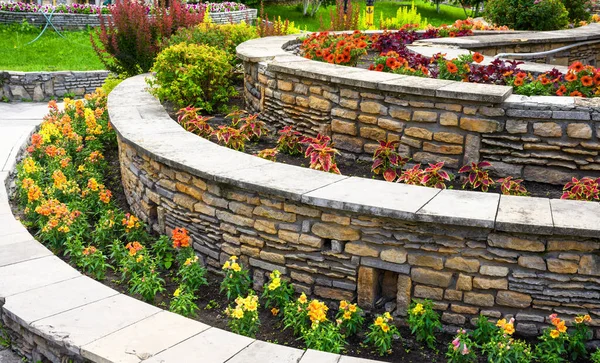 Landscaping Retaining Walls Flowerbeds Residential House Backyard Landscape Design Upscale — Foto de Stock