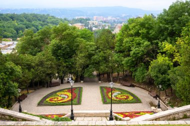Rusya 'nın Mashuk Dağı yamacından Pyatigorsk manzarası. Bahçe manzaralı bir park, merdivenler, çiçekler, yazın çiçek tarlaları. Stavropol Krai, Kafkasya 'da Doğa, Seyahat ve Turizm Teması.