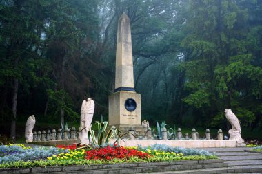 Lermontov düellosu sisli, Pyatigorsk, Stavropol Krai, Rusya. Pyatigorsk 'un sisli tarihi manzarası, 1915' te inşa edilmiş eski bir anıt. Şair Lermontov, ölüm ve Mashuk Dağı teması