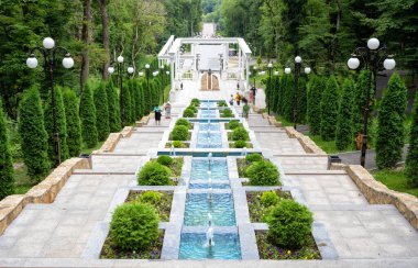 Yazın Cascade Stairs, Stavropol Krai, Zheleznovodsk, Rusya. Zheleznovodsk şehrinin tarihi simgesi olan çeşmeler ve bitkilerle döşenmiş merdiven manzarası. Seyahat, turizm ve gezi.