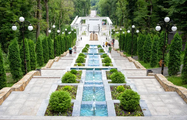 夏天的级联楼梯 俄罗斯泽列兹诺沃茨克 斯塔夫罗波尔边疆区 景观美化的楼梯与喷泉和植物 历史上的地标Zheleznohran Sk市 旅游和观光 图库图片