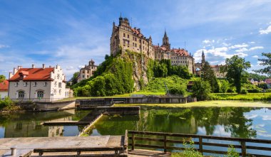 Sigmaringen Kalesi, Almanya 'nın Baden-Wurttemberg eyaletinde yer alan bir şehirdir. Schwarzwald 'ın simgesidir. Saray ve su gibi eski Hohenzollern eviyle manzara. Hedef teması, seyahat.