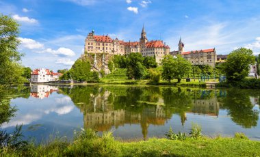 Tuna Nehri kıyısındaki Sigmaringen Kalesi, Baden-Wurttemberg, Almanya. Schwarzwald 'ın simgesidir. Saray, gökyüzü ve su gibi eski Hohenzollern eviyle manzara. Hedef teması, seyahat.