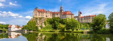 Tuna Nehri kıyısındaki Sigmaringen Kalesi, Baden-Wurttemberg, Almanya. Schwarzwald 'ın simgesidir. Manzara, saray ve gökyüzü gibi eski Hohenzollern evinin panoramik manzarası. Hedef teması, seyahat.