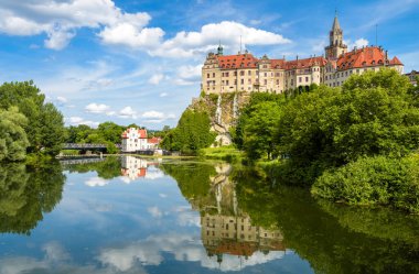 Tuna Nehri kıyısındaki Sigmaringen Kalesi, Baden-Wurttemberg, Almanya. Schwarzwald 'ın simgesidir. Saray, gökyüzü ve su gibi eski Hohenzollern eviyle manzara. Hedef teması, seyahat.