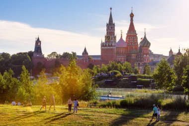 Moskova - 28 Haziran 2022: Zaryadye Parkı, Moskova, Rusya 'da insanlar yürüyor. Burası şehrin turistik mekanı. Moskova Kremlin ve St. Basil Katedrali. Doğa, seyahat ve yaz teması. 