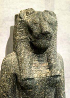 Mısırlı tanrıça Sekhmet 'in aslan başlı heykeli, tarihi taş heykel. Geleneksel Mısır sanatı, antik medeniyet kültürünün klasik anıtı. Din ve kültür kavramı.