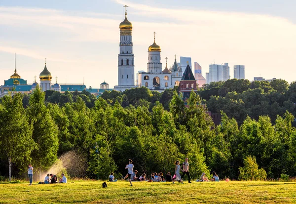 2022年莫斯科 2022年6月28日 人们在俄罗斯莫斯科Zaryadye公园休息 这个地方是城市的旅游胜地 莫斯科克里姆林宫大教堂相距遥远 公园和夏季主题 — 图库照片