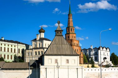 Yazın Kazan Kremlin, Tataristan, Rusya. Kazan 'ın ana simgesi. Mavi gökyüzünün altında beyaz duvar ve Suyumbike kulesi manzarası. Eski Kazan şehir merkezinde tarihi bir yer. UNESCO sitesi.